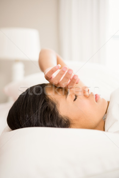 Bruneta pat mână faţă acasă cap Imagine de stoc © wavebreak_media