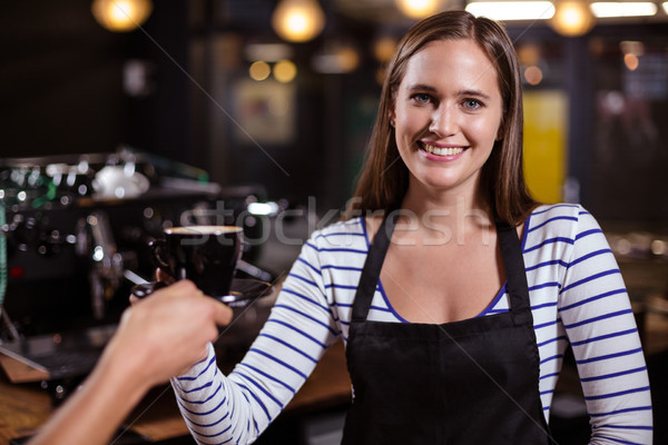 Destul de barista cafea client zâmbitor aparat foto Imagine de stoc © wavebreak_media