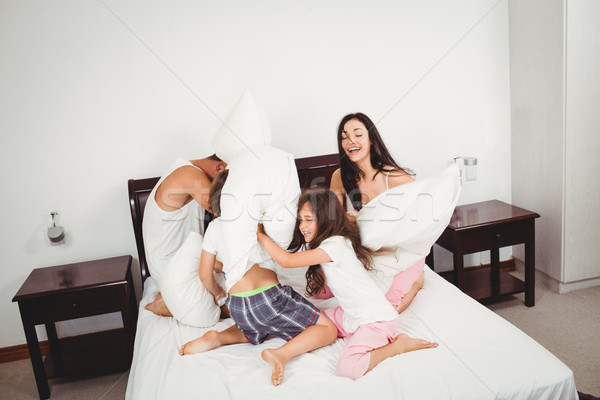 ストックフォト: 家族 · 枕 · ベッド · 壁