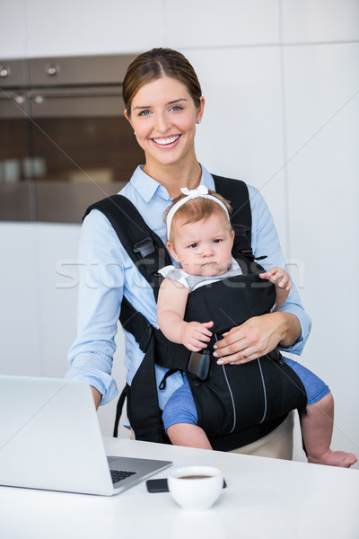 [[stock_photo]]: Heureux · femme · utilisant · un · ordinateur · portable · bureau