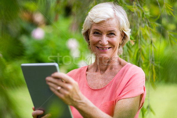 Souriant supérieurs femme téléphone portrait [[stock_photo]] © wavebreak_media