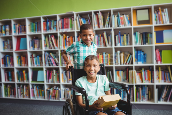 Băieţi cărţi bibliotecă fericit Imagine de stoc © wavebreak_media