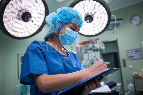 Foto stock: Cirurgião · escrita · clipboard · operação · quarto · hospital