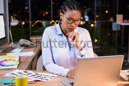 Mujer de negocios mirando pantalla del ordenador oficina ordenador mujer Foto stock © wavebreak_media