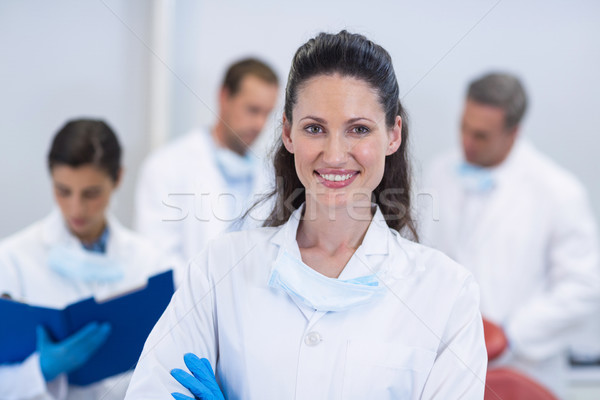 Sonriendo dentista pie los brazos cruzados hombre feliz Foto stock © wavebreak_media