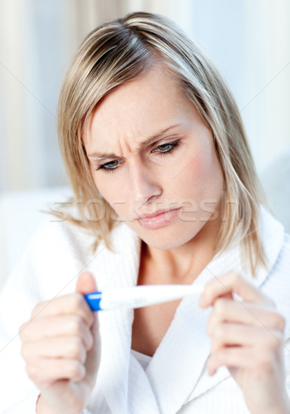 Foto stock: Preocupado · mujer · fuera · resultados · prueba · del · embarazo