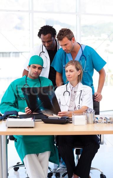 Gruppo medici studiare Xray ospedale ufficio Foto d'archivio © wavebreak_media