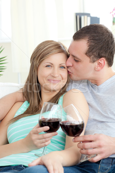 Portret afectuos potabilă vin rosu acasă Imagine de stoc © wavebreak_media