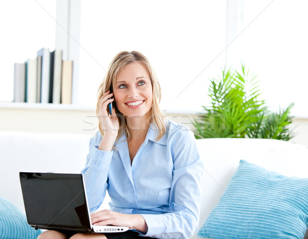 Stock fotó: Mosolyog · üzletasszony · beszél · telefon · laptopot · használ · ül