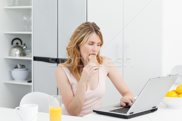 Vrouw drinken naar laptop home business Stockfoto © wavebreak_media