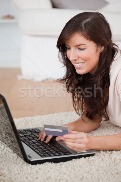 Jungen Bezahlung Kreditkarte Internet Stock foto © wavebreak_media