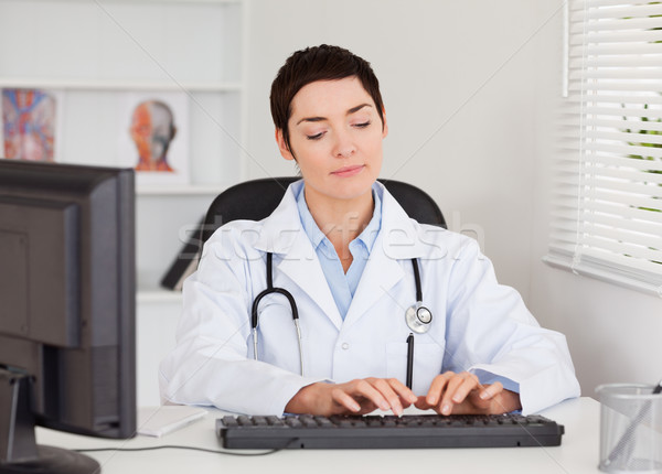 Lekarza wpisując komputera biuro działalności myszą Zdjęcia stock © wavebreak_media