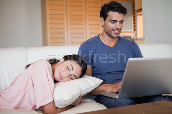 Stok fotoğraf: Adam · dizüstü · bilgisayar · kullanıyorsanız · uyku · oturma · odası · bilgisayar · mutlu
