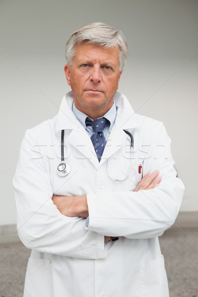 Foto stock: Sério · médico · dobrado · brasão · hospital