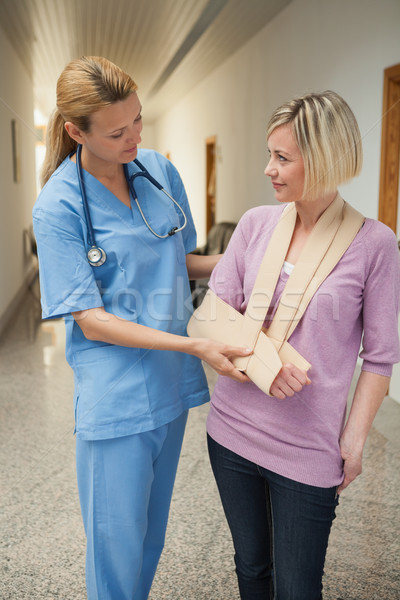 Pielęgniarki dotknąć podziale ramię pacjenta szpitala Zdjęcia stock © wavebreak_media