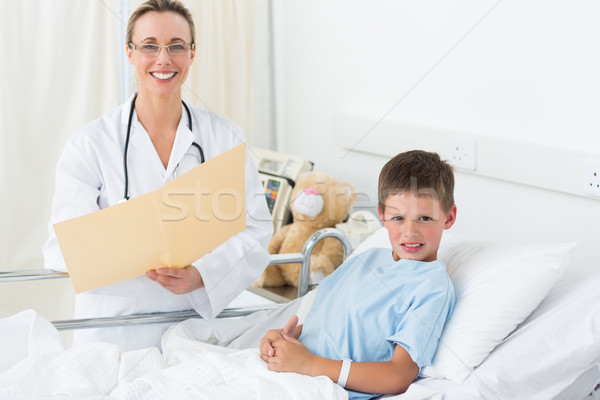 Weiblichen Arzt Junge Krankenhausbett Porträt glücklich Stock foto © wavebreak_media