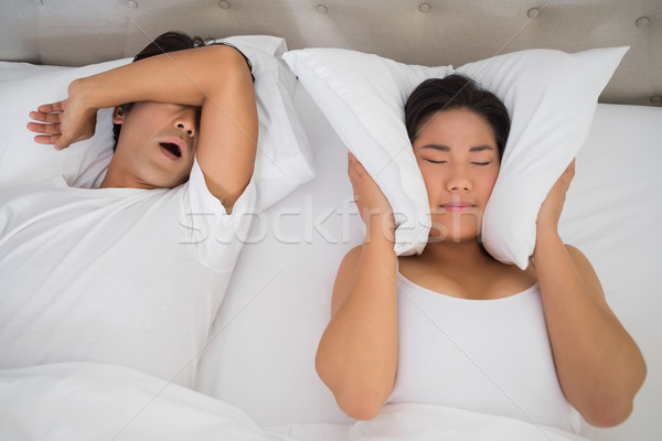 Geërgerd vrouw oren uit snurken Stockfoto © wavebreak_media