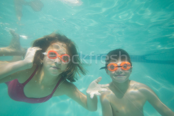 Bonitinho crianças posando subaquático piscina lazer Foto stock © wavebreak_media