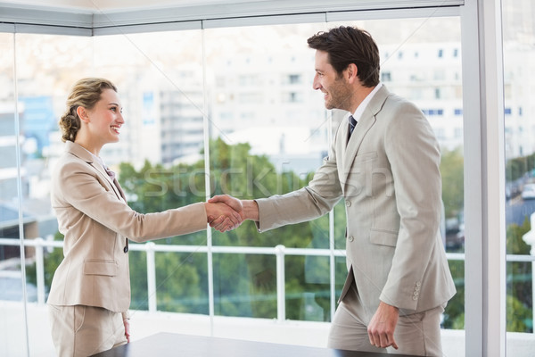 Foto d'archivio: Due · business · lavoratori · stringere · la · mano · ufficio · mani