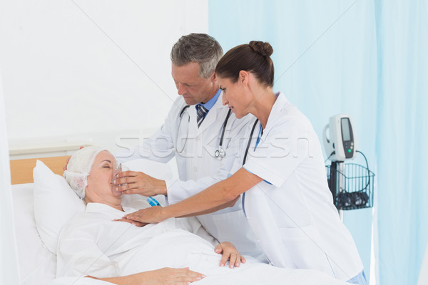 Doktor oksijen maskesi hastane kadın adam tıbbi Stok fotoğraf © wavebreak_media