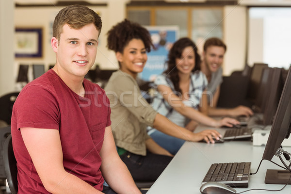 Colegii de clasa lucru sala de calculatoare universitar calculator şcoală Imagine de stoc © wavebreak_media