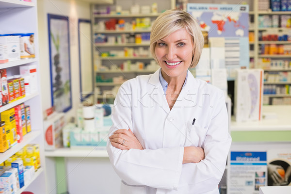 Mosolyog gyógyszerész laborköpeny néz kamera gyógyszertár Stock fotó © wavebreak_media