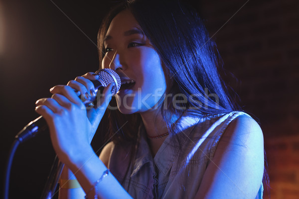 Femeie cântăreaţă cântat muzică concert Imagine de stoc © wavebreak_media