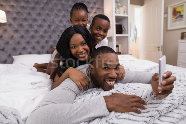 Foto stock: Retrato · hombre · teléfono · móvil · sonriendo · familia