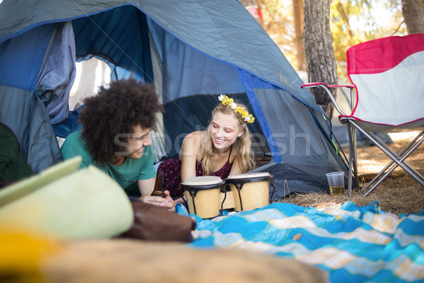 Zâmbitor cuplu relaxare cort câmp Imagine de stoc © wavebreak_media