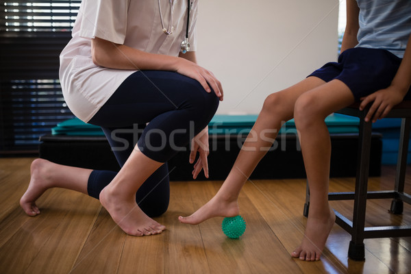 Niedrig Abteilung weiblichen Therapeut kniend Junge Stock foto © wavebreak_media