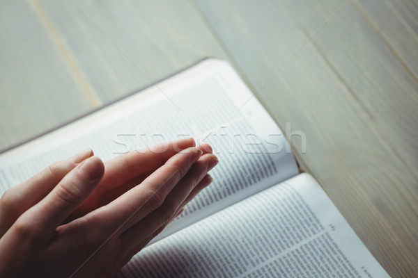 Nő imádkozik Biblia asztal könyv asztal Stock fotó © wavebreak_media