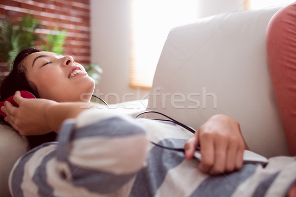 Foto stock: Sonriendo · Asia · mujer · sofá · escuchar · música · casa