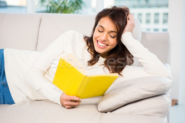 Pacífico mulher sofá leitura livro casa Foto stock © wavebreak_media