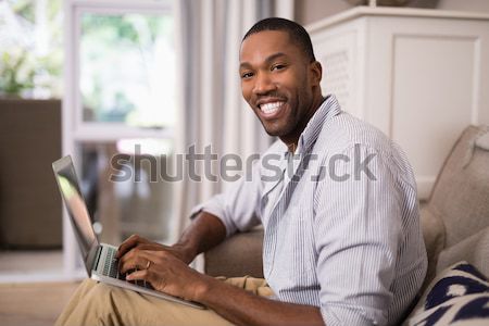 Stockfoto: Mannelijke · uitvoerende · hoofdtelefoon · werken · computer · bureau