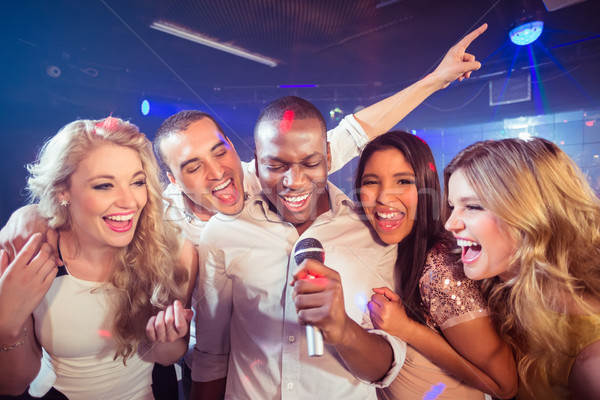 Mutlu arkadaşlar şarkı söyleme karaoke gece klübü kadın Stok fotoğraf © wavebreak_media