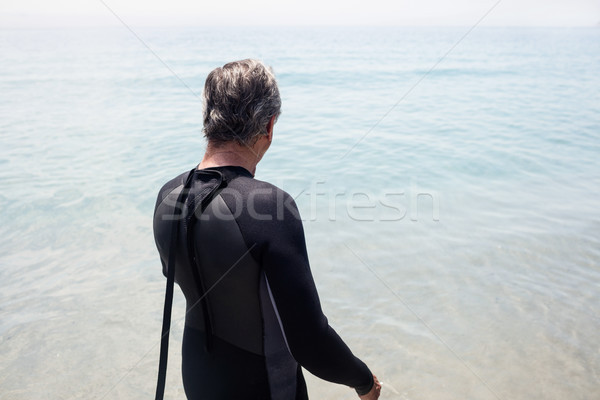 Altos hombre mirando mar pie Foto stock © wavebreak_media