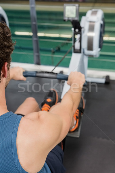 Férfi testmozgás evezés gép tornaterem egészség Stock fotó © wavebreak_media