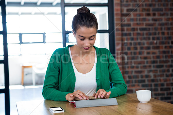 Vrouw digitale tablet mobiele telefoon koffiekopje tabel Stockfoto © wavebreak_media