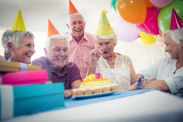 Groep vieren verjaardag pensioen huis Stockfoto © wavebreak_media