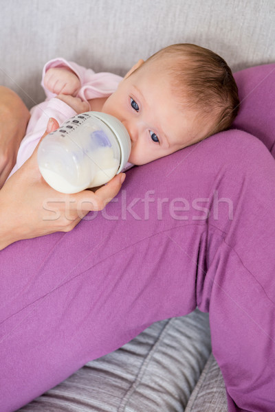 Anne bebek süt şişe oturma odası Stok fotoğraf © wavebreak_media