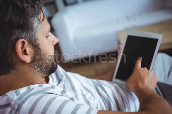 Man digitale tablet woonkamer home gelukkig Stockfoto © wavebreak_media