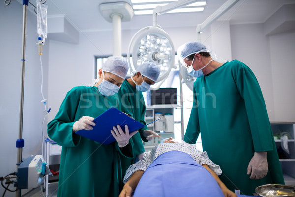 Cirujanos realizar operación habitación hospital mujer Foto stock © wavebreak_media
