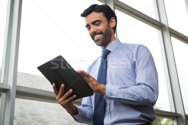 Geschäftsmann digitalen Tablet Internet Mann Sitzung Stock foto © wavebreak_media