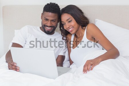 Encantado casal usando laptop quarto amor homem Foto stock © wavebreak_media