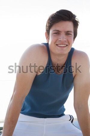 Jonge man met behulp van laptop slaapkamer computer glimlach man Stockfoto © wavebreak_media