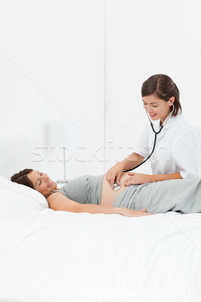 Femme enceinte infirmière lit vie blanche grossesse [[stock_photo]] © wavebreak_media