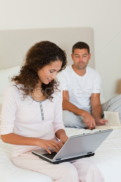 Frau arbeiten Laptop Ehemann Lesung Computer Stock foto © wavebreak_media