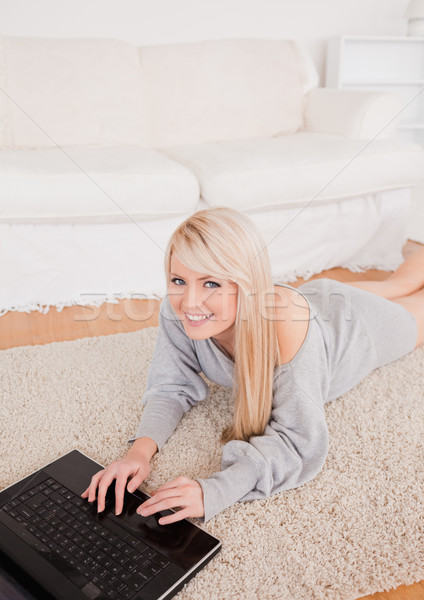 Güzel genç sarışın kadın rahatlatıcı dizüstü bilgisayar Stok fotoğraf © wavebreak_media