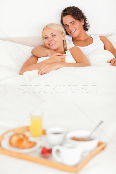 Stockfoto: Paar · bed · ontbijt · geserveerd · dienblad · vrouw