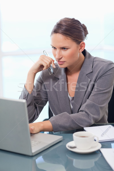 Porträt konzentrierter Geschäftsfrau mit Laptop Büro Arbeit Stock foto © wavebreak_media